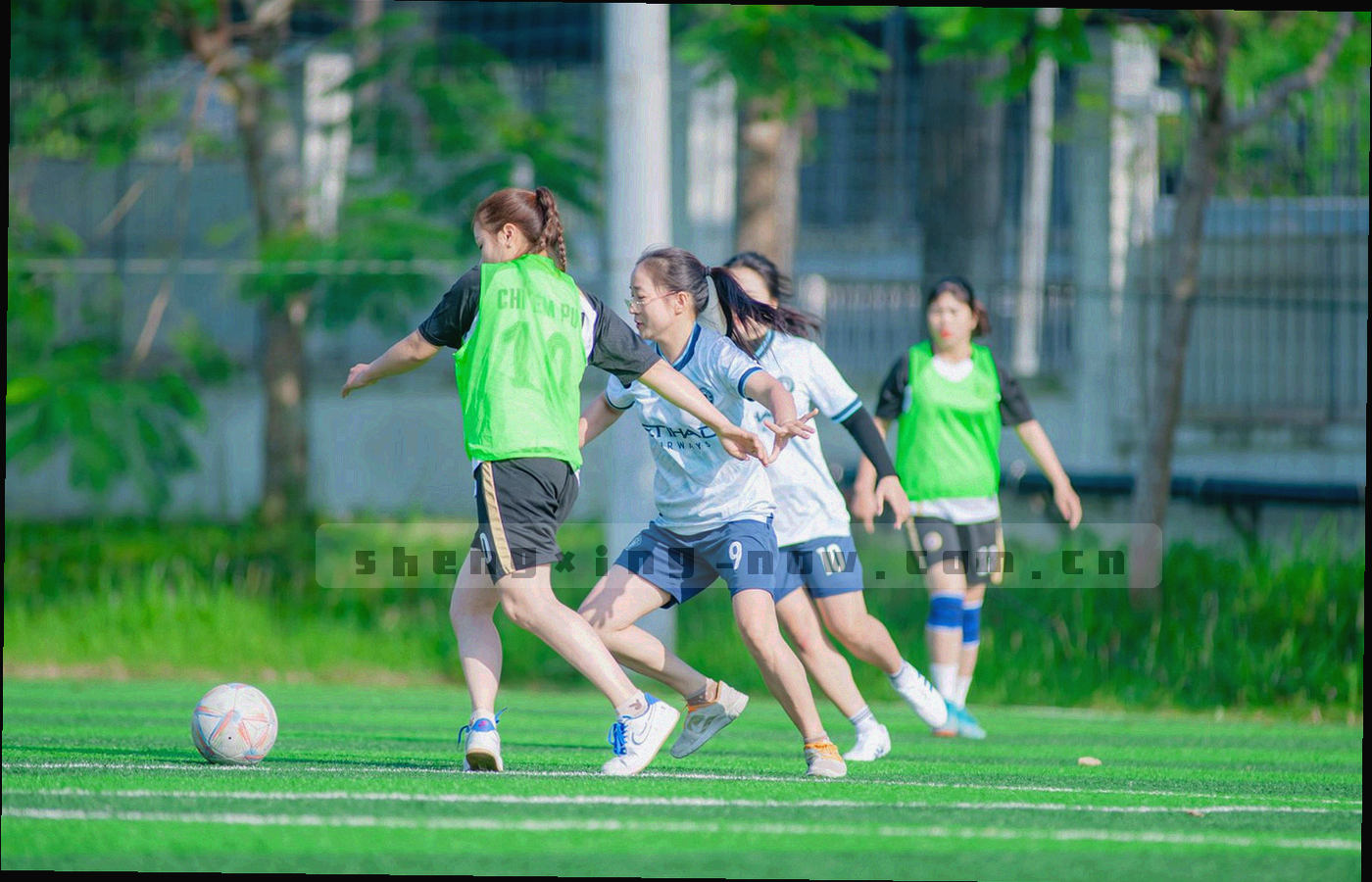 桌面端栏目面板与内容目录的分栏网格示意，包含侧边列表与筛选条
